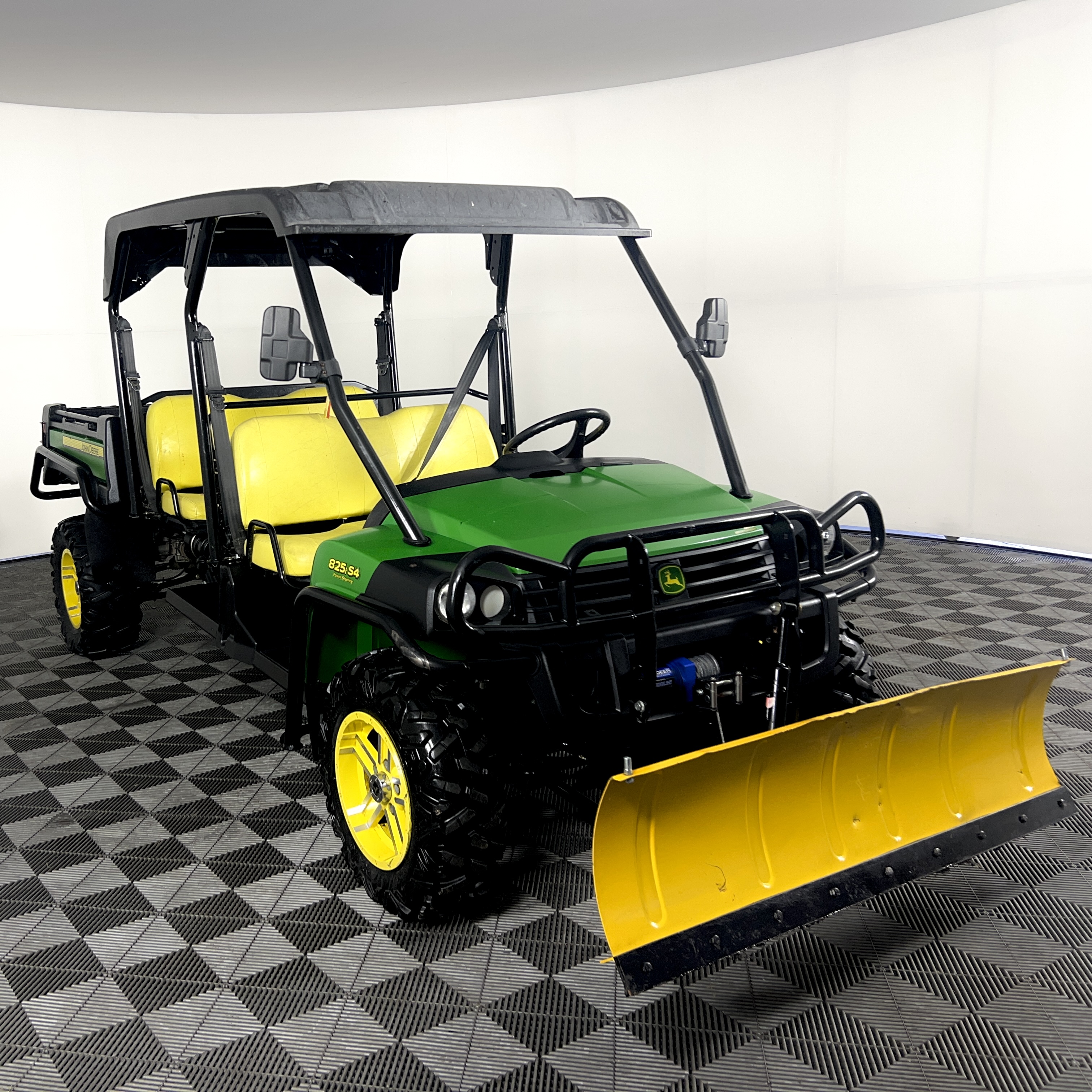 John Deere Gator 825I