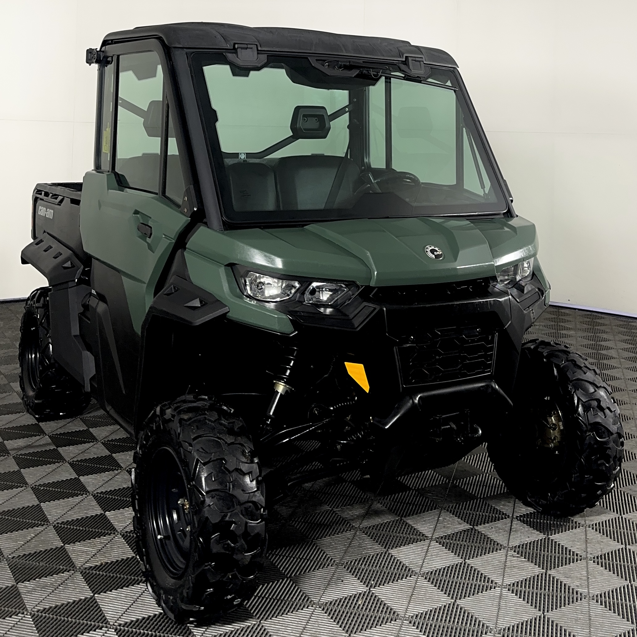 Can-Am Defender HD9
